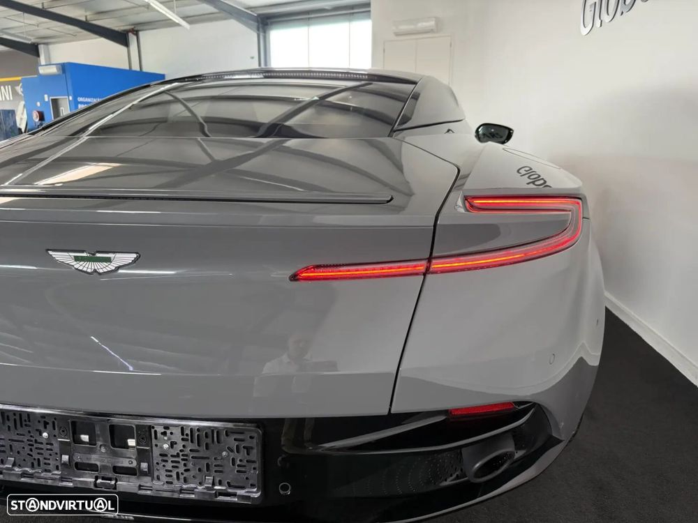 Aston Martin DB11 Coupé - 13