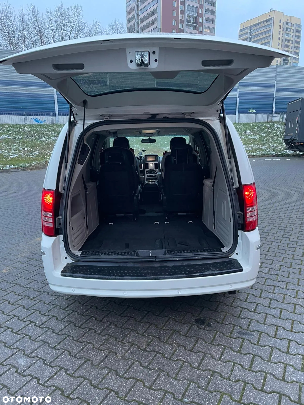Chrysler Town & Country - 7