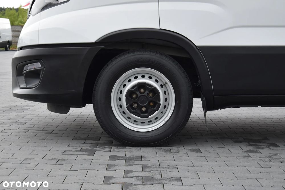 Iveco DAILY MAXI 35S16 / 2.3 - 160 KM / AUTOMAT HI-MATIC / NOWY MODEL / 3 OSOBY / DOSTAWCZE / BLASZAK / KLIMA / CZUJNIKI COFANIA / NISKI PRZEBIEG / 2022 / SERWISOWANY / Z NIEMIEC - 13