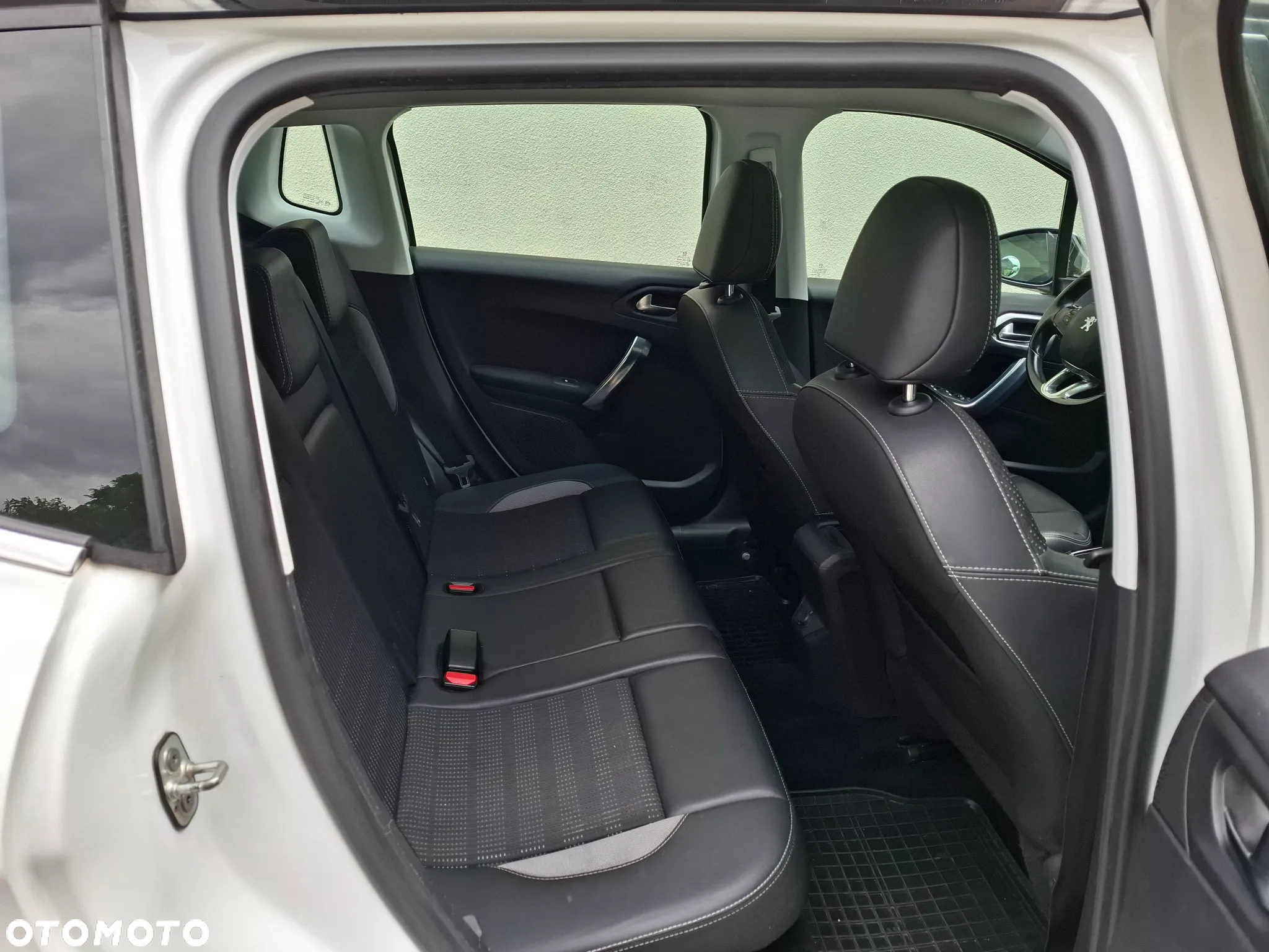 Peugeot 2008 1.2 Pure Tech Allure S&S EAT6 - 33