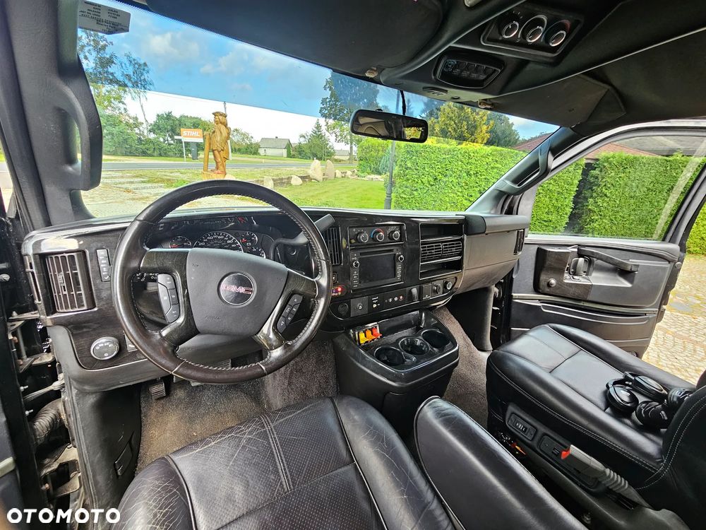 GMC Savana - 12