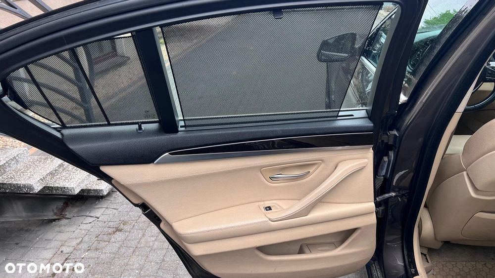 BMW Seria 5 525d xDrive - 31
