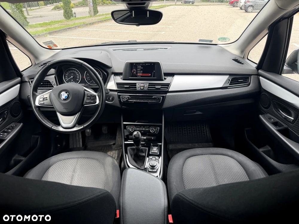 BMW Seria 2 218d - 11