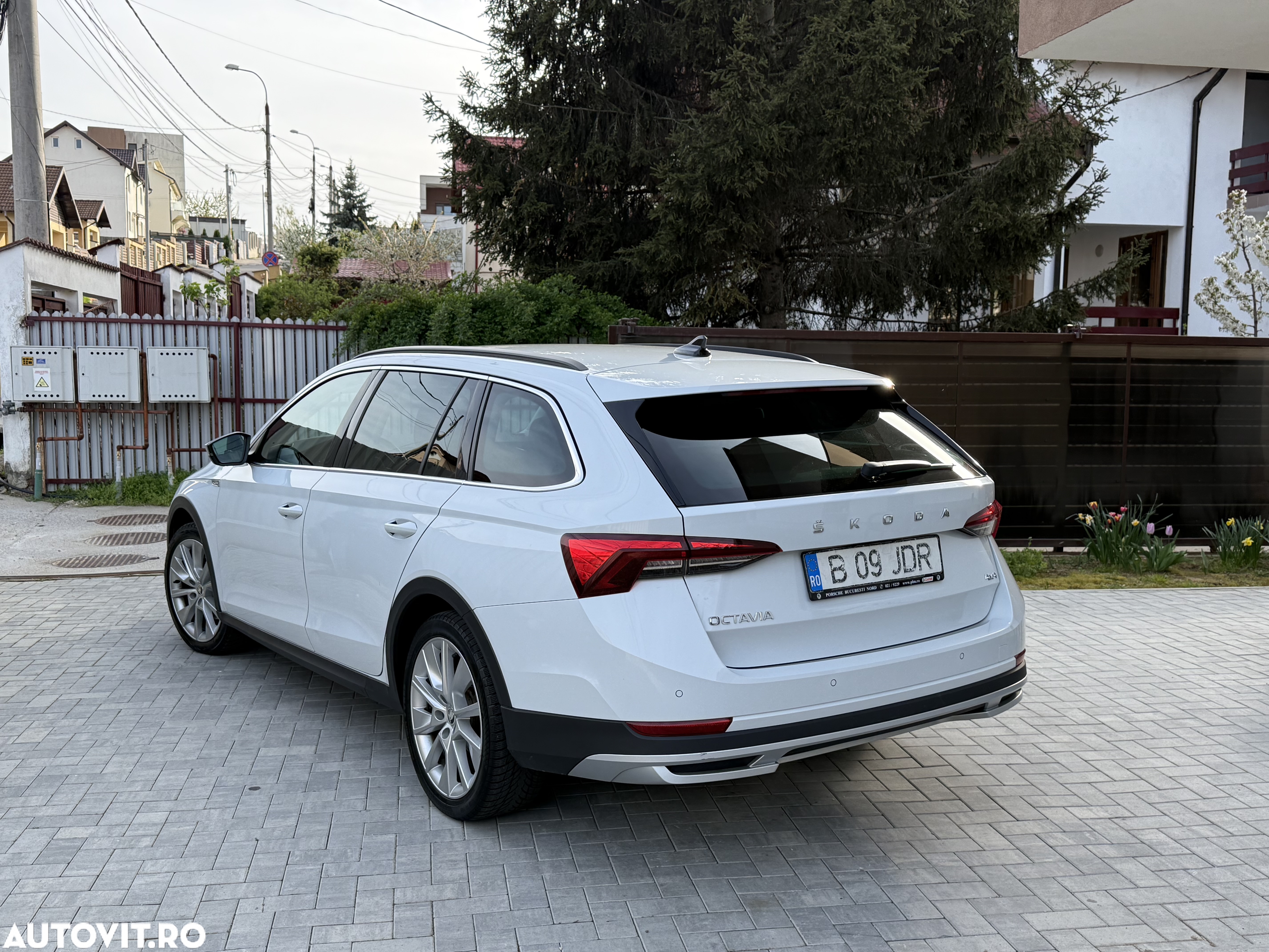 Skoda Octavia Combi 2.0 TDI DSG 4X4 Scout - 2