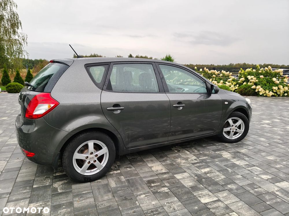 Kia Ceed - 9