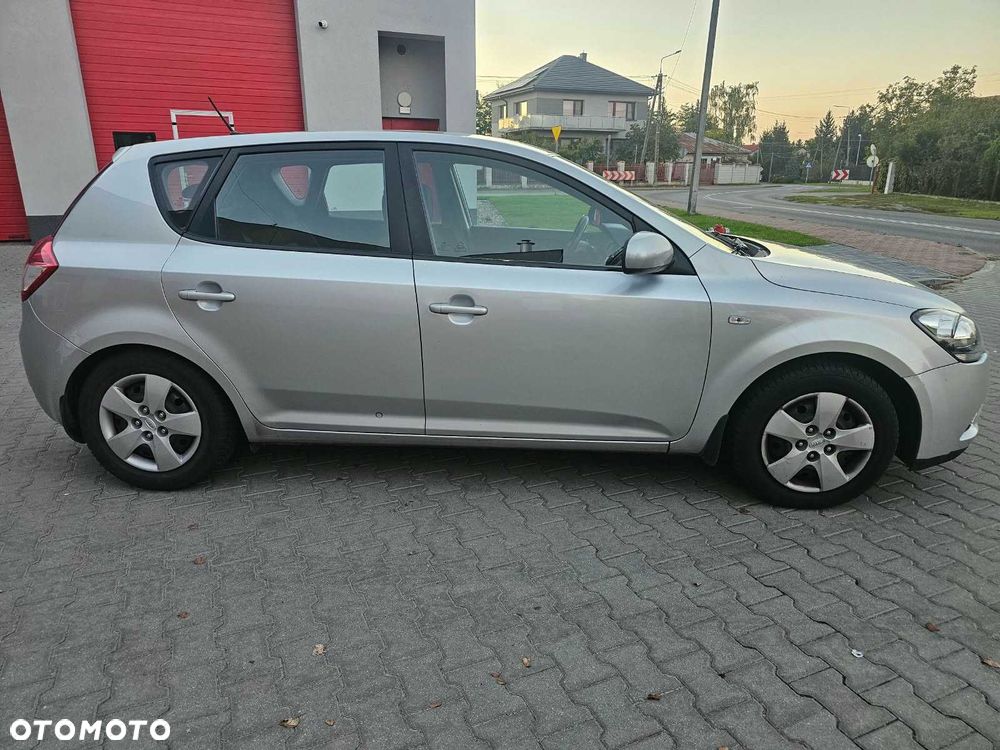 Kia Ceed 2010 photo 4