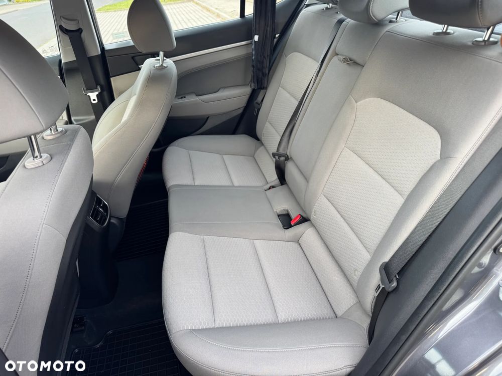 Hyundai Elantra - 11