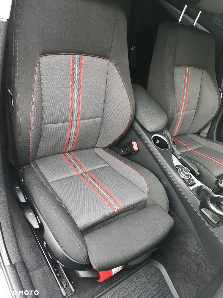 BMW X1 xDrive20i Sport Line - 32