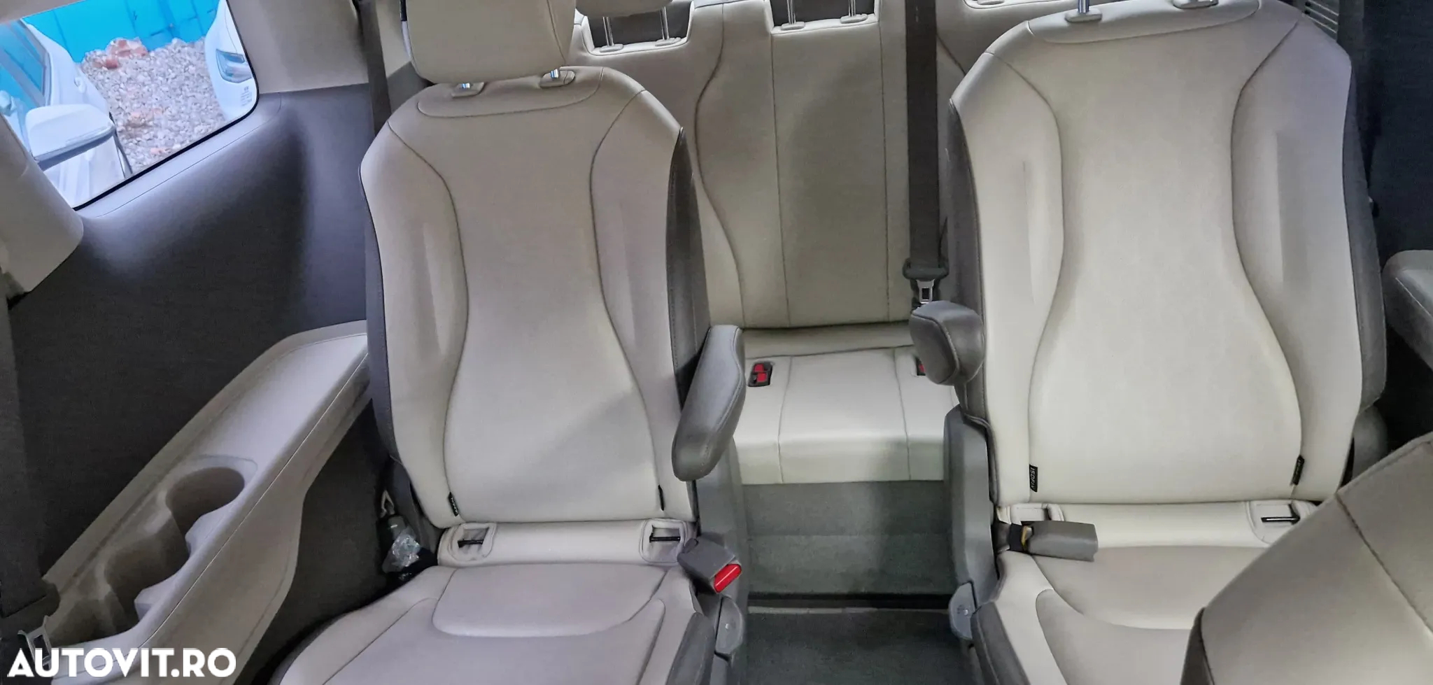 Kia Carnival - 24