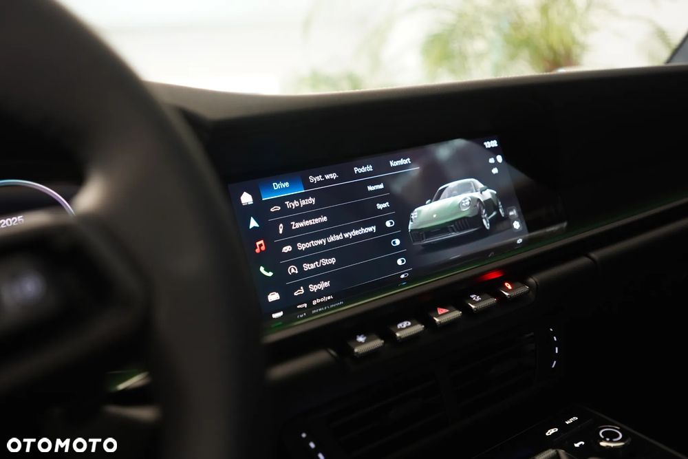 Porsche 911 Carrera 4 GTS - 16