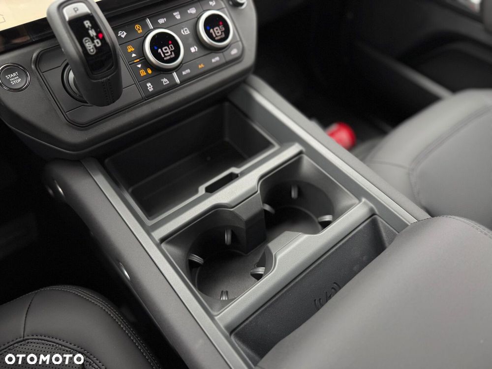 Land Rover Defender - 12