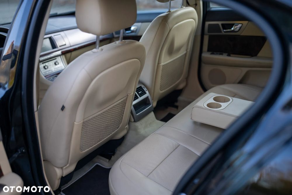 Jaguar XF 2.7 V6 D Premium Luxury - 28