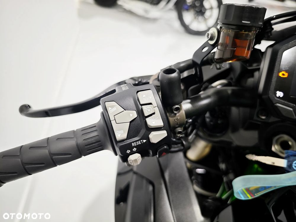 Kawasaki H2 - 18