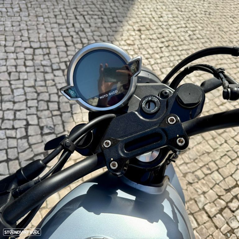 Moto Guzzi V7 Stone - 11