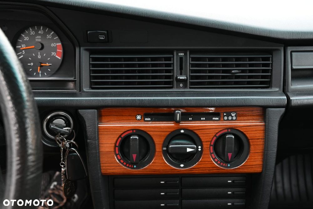 Mercedes-Benz W201 (190) - 11