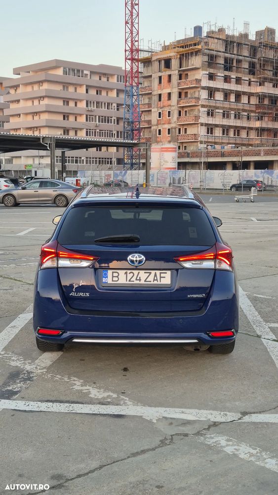 Toyota Auris 1.8 L VVT-i HSD Sol + - 6