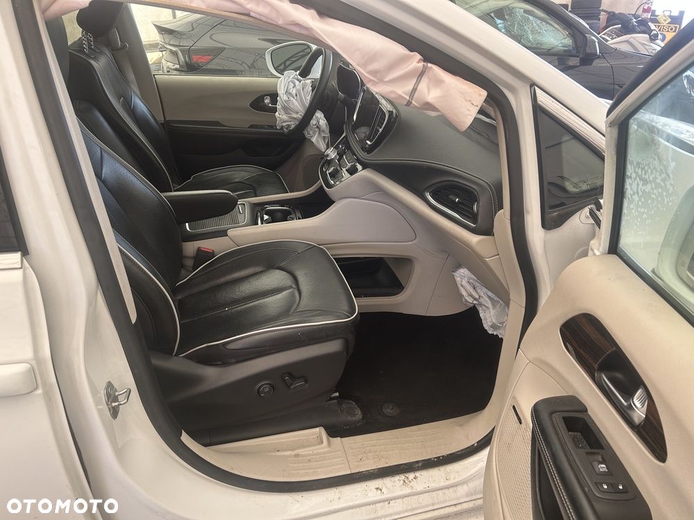 Chrysler Pacifica - 17