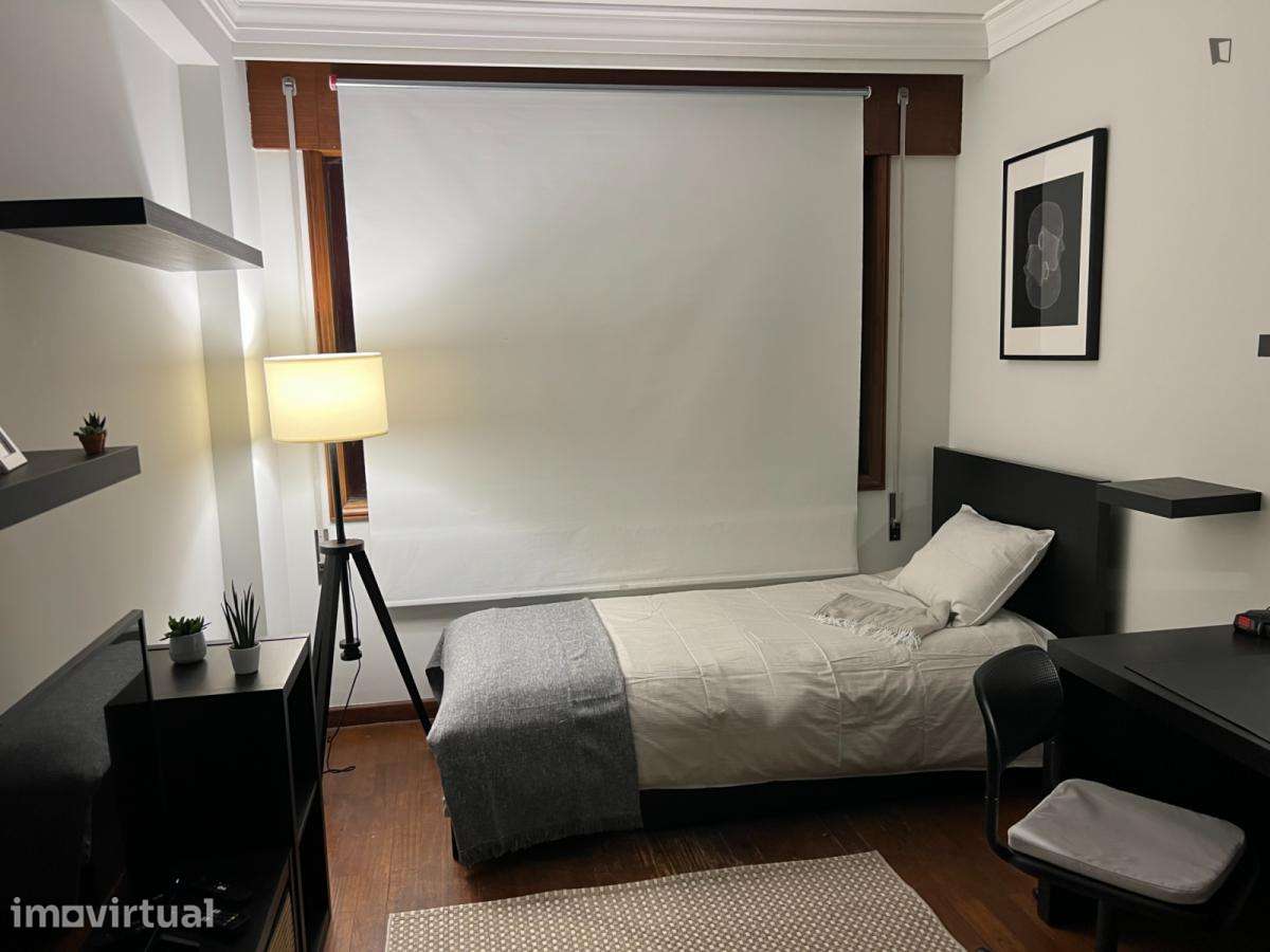 Quarto - localizado em Lordelo do Ouro Porto - Grande imagem: 3/14