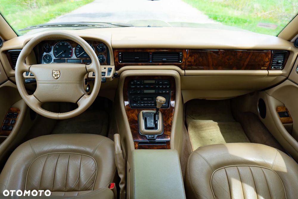 Jaguar XJ - 8