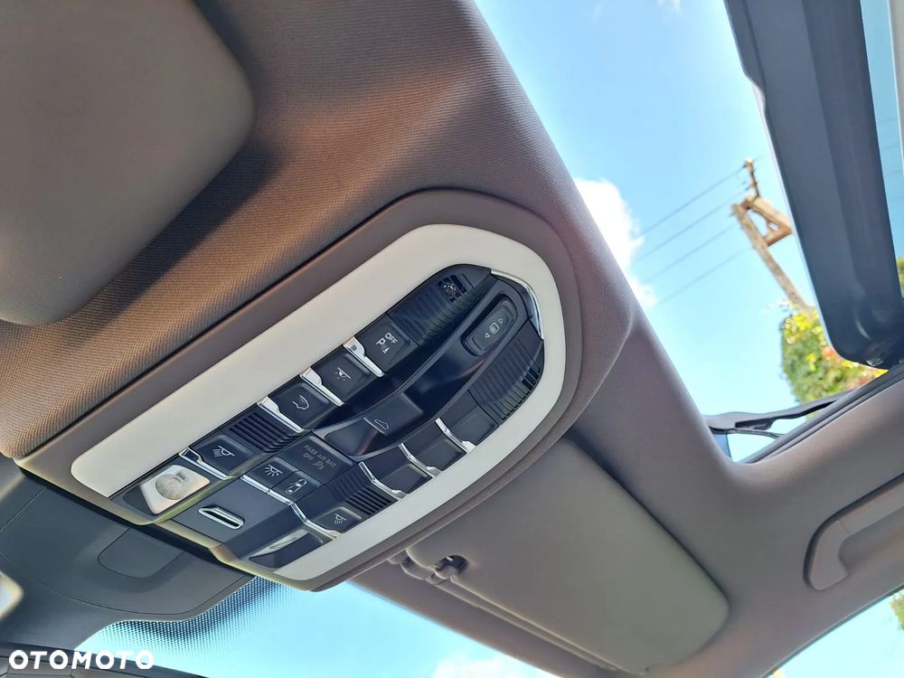 Porsche Cayenne - 16