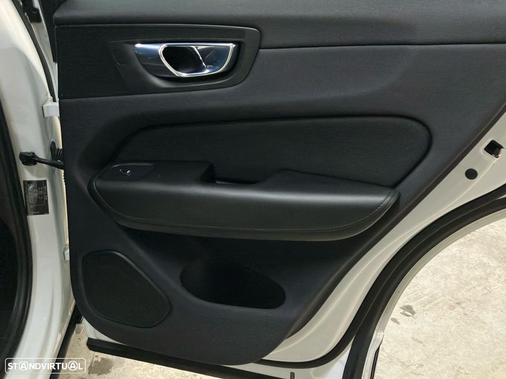 Volvo XC 60 2.0 T8 PHEV Momentum AWD - 24