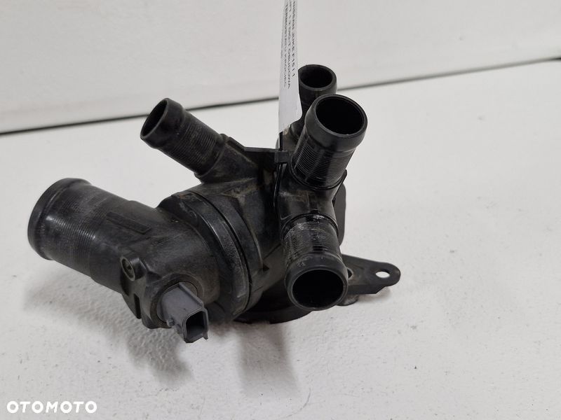 NISSAN JUKE F15 I 1 LIFT 1.2 DIG-T OBUDOWA TERMOSTATU KRÓCIEC 110617009R - 2