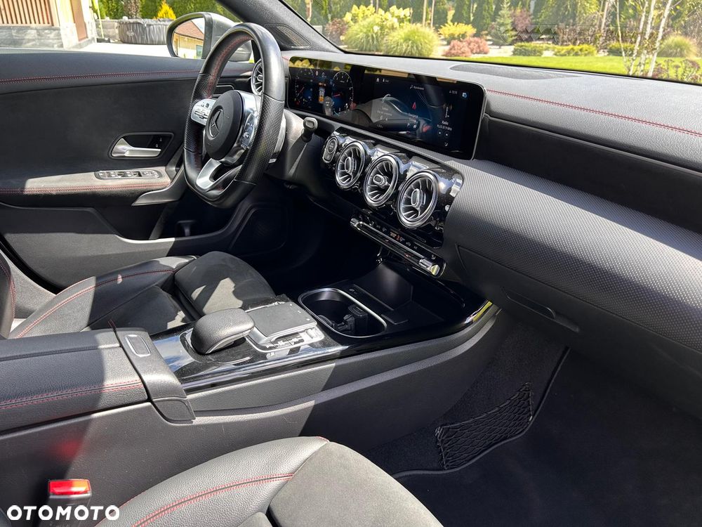 Mercedes-Benz CLA 180 7G-DCT - 22