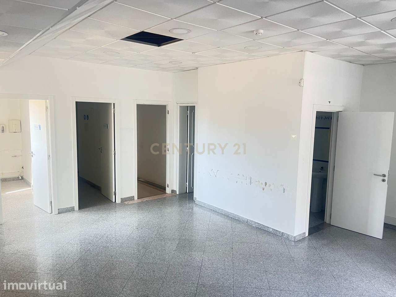 Loja em Benfica, Lisboa - 188m² com 3 casas de banho. - Grande imagem: 2/16
