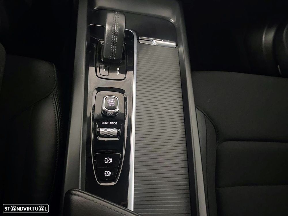 Volvo XC 60 2.0 B4 Momentum Plus - 34