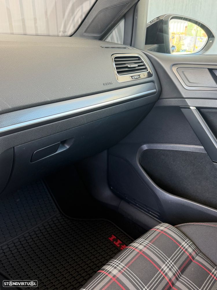 VW Golf 2.0 TSI GTI DSG Performance - 21