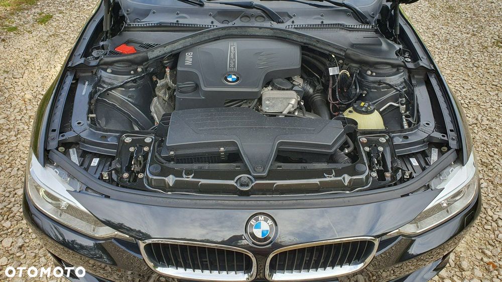 BMW Seria 3 320i - 32