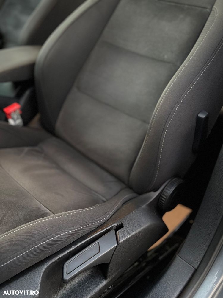 Volkswagen Golf 1.6 TDI DPF Highline - 9