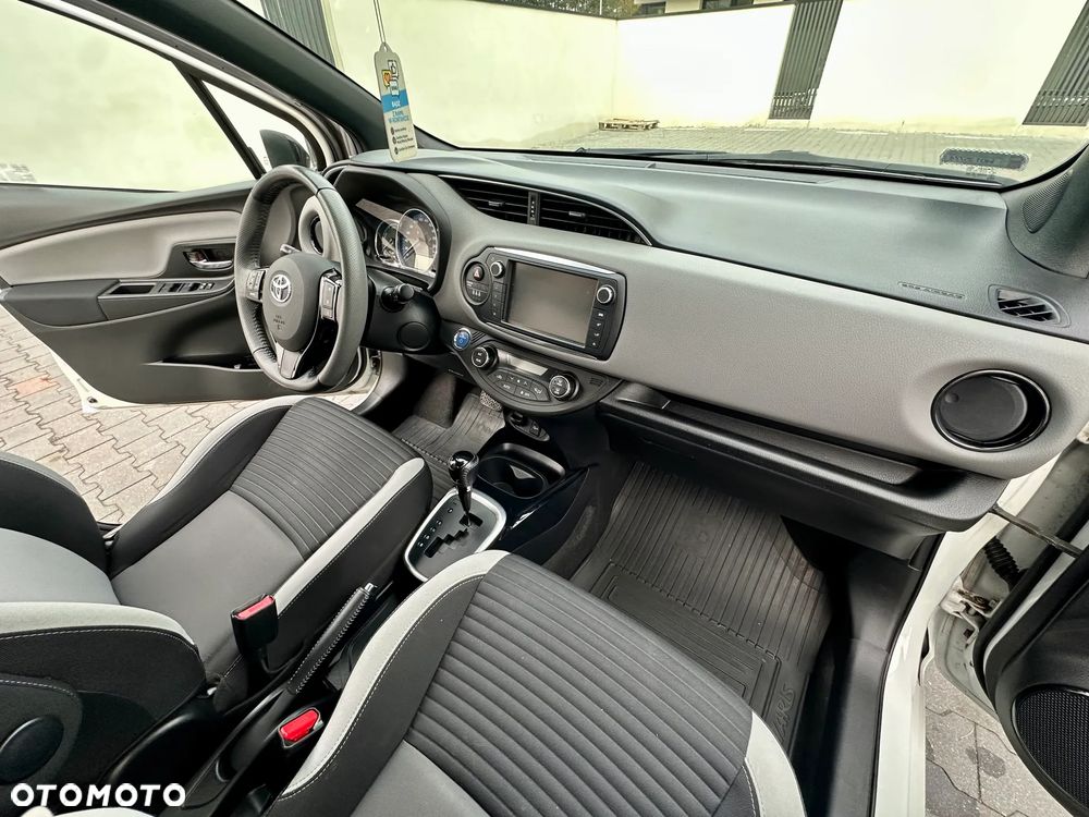 Toyota Yaris Hybrid 100 Selection Pure - 12