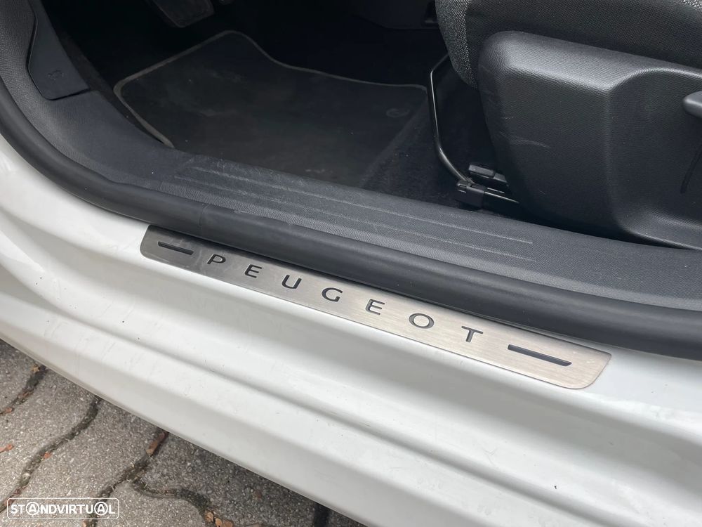 Peugeot e-208 E-Style - 26