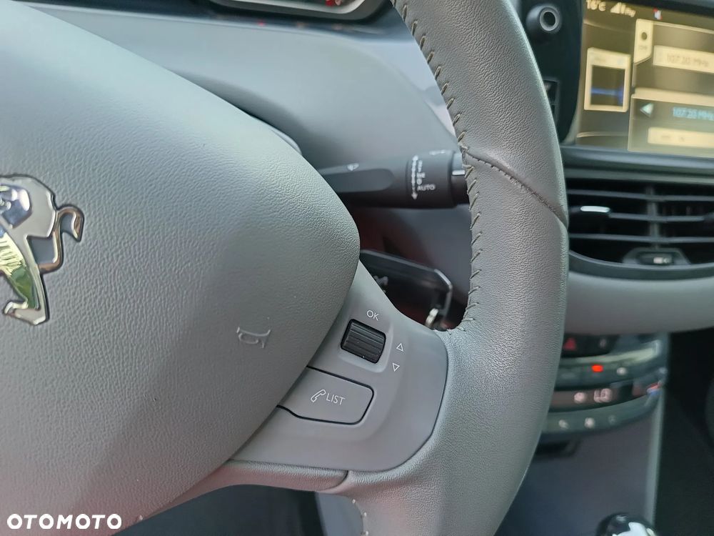 Peugeot 208 120 VTI Automatik Allure - 19