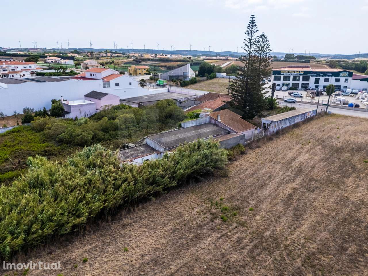 Moradia inserida num amplo terreno com 4.730 m² - Grande imagem: 4/35