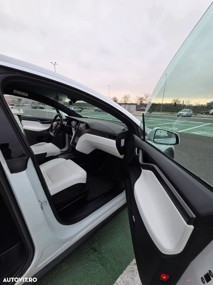 Tesla Model X - 11