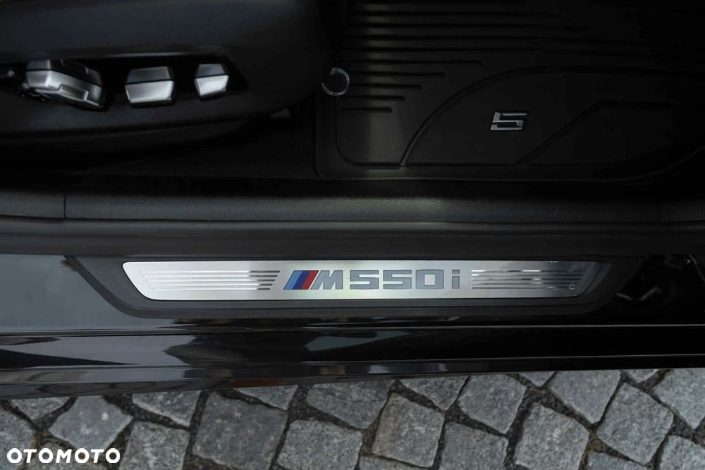 BMW Seria 5 M550i xDrive - 17