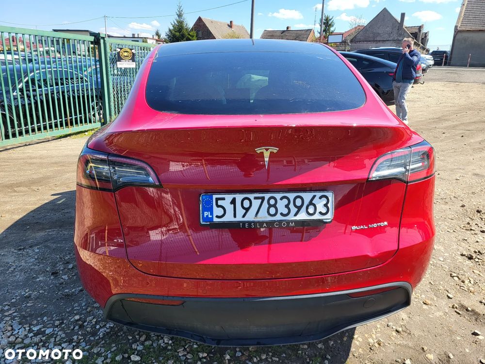 Tesla Model Y - 8