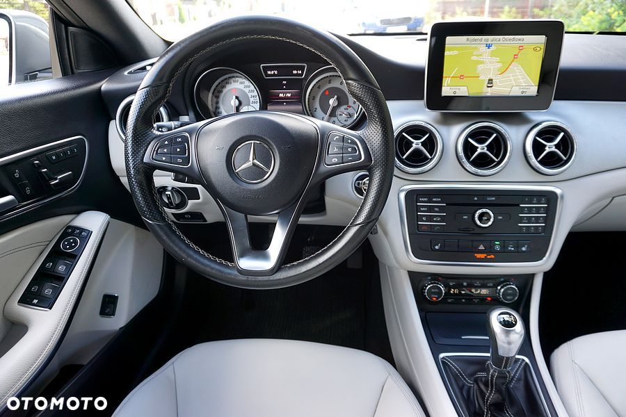 Mercedes-Benz CLA 180 Peak Edition - 35