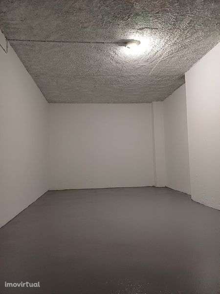 Aluga-se garagem renovada nas colinas de S. Francisco Xavier - Grande imagem: 2/5