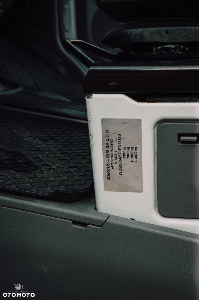 Mercedes-Benz 519 - 21