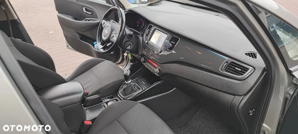 Kia Carens - 10