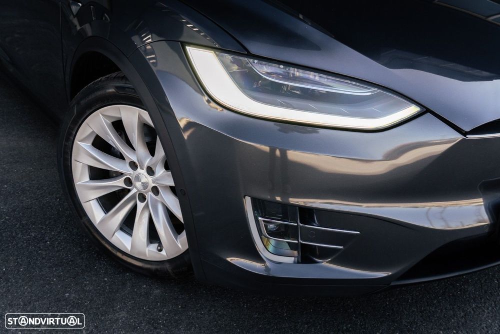 Tesla Model X - 25