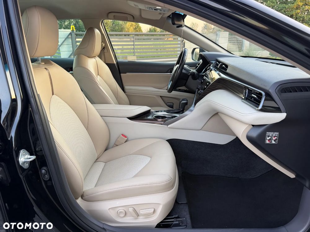 Toyota Camry 2.5 Hybrid Executive CVT - 19