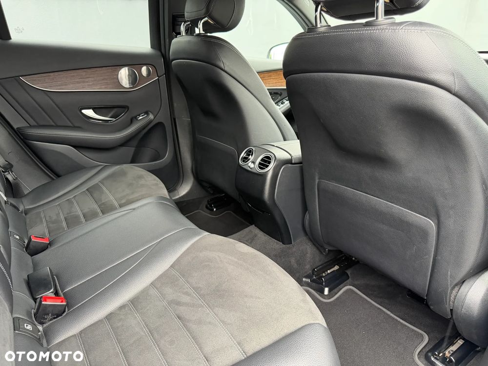 Mercedes-Benz GLC 300 4Matic 9G-TRONIC AMG Line - 29