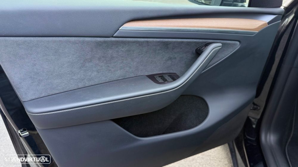 Tesla Model Y Performance Dual Motor AWD - 11