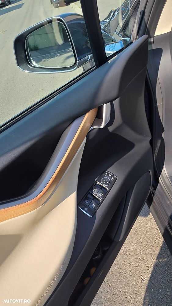 Tesla Model X - 25