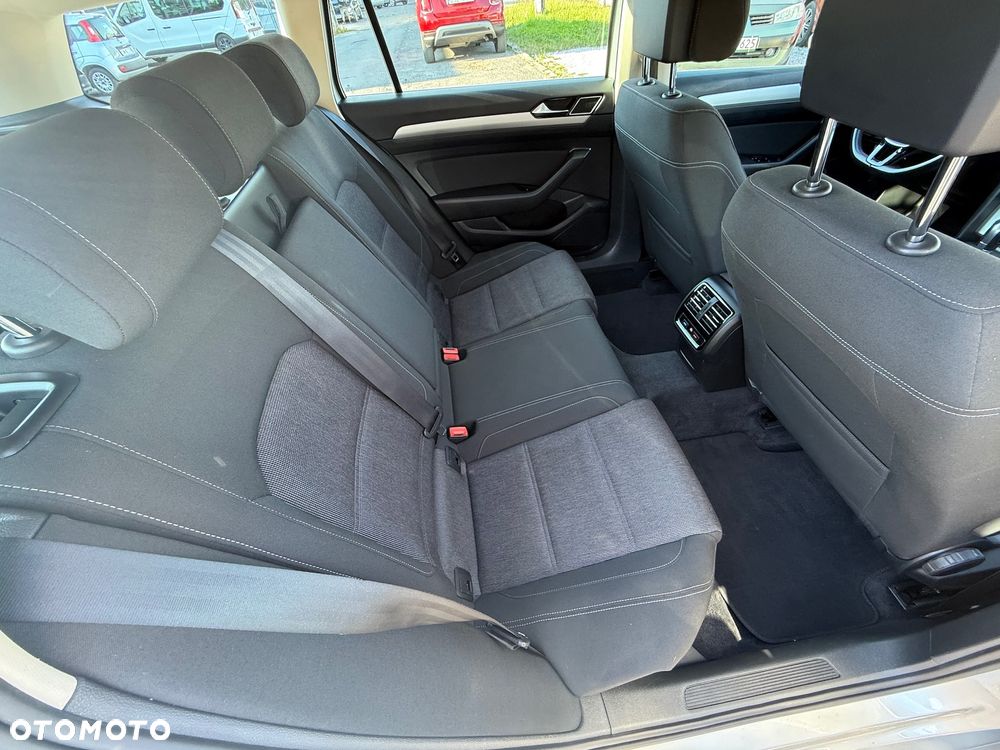Volkswagen Passat ver-variant-1-6-tdi-scr-dsg-comfortline - 16