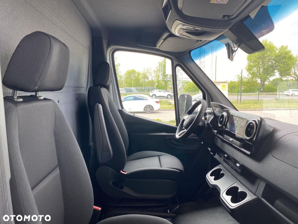 Mercedes-Benz Sprinter - 12